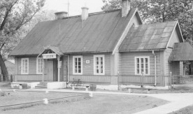Dworzec na stacji Jeleń, budynek drewniany, 1986 (2). Fot. J....